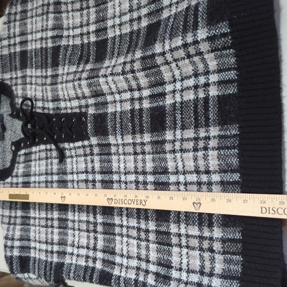 Forever 21 black and white sweater. Large - Picture 5 of 7